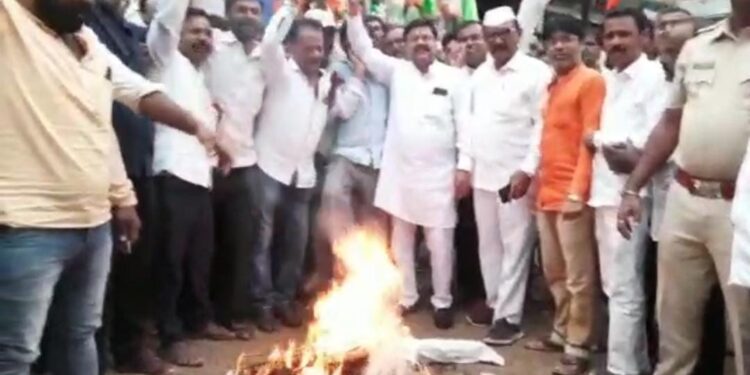 जिल्ह्यात झाले पाहिले आंदोलन : नंदूरबार तालुक्यात संतप्त शिवसैनिकांनी एकनाथ शिंदेंचा पुतळा जाळला