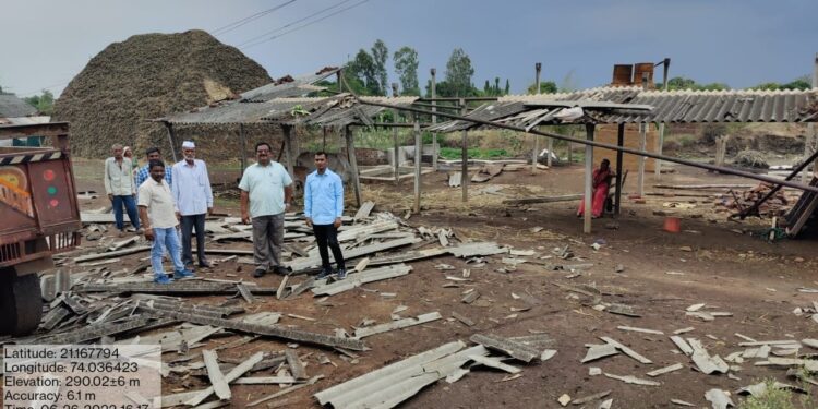 वीज पडून एकासह बैलाचा मृत्यू, वादळी वाऱ्यासह 7 घरांची पत्रे उडून झाले मोठे नुकसान