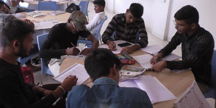 स्पर्धा परीक्षा देणाऱ्या तरुणांची पंढरी : धुळ्यातील ग्रंथ भवन