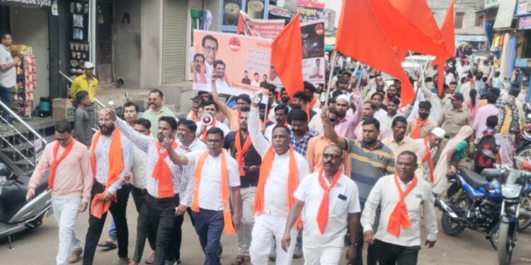 नवापूर येथे एकनाथ शिंदे यांच्या बंडखोरी केल्याच्या निषेधार्थ शिवसेनेतर्फे निषेध मोर्चा