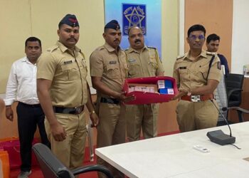 अत्याधुनिक गस्त प्रणाली साहित्याचे पोलीस अधीक्षक पी . आर . पाटील यांचे हस्ते वाटप