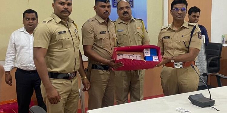 अत्याधुनिक गस्त प्रणाली साहित्याचे पोलीस अधीक्षक पी . आर . पाटील यांचे हस्ते वाटप