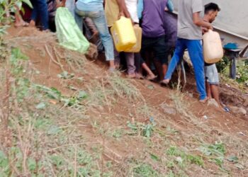 चरणमाळ घाटात डिझेल टँकरचा अपघात, नागरिक धावले मिळेल ते भांडे घेऊन पेट्रोल व डिझेल भरण्यासाठी