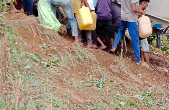 चरणमाळ घाटात डिझेल टँकरचा अपघात, नागरिक धावले मिळेल ते भांडे घेऊन पेट्रोल व डिझेल भरण्यासाठी