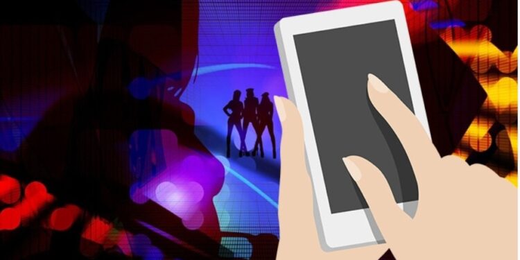 अश्लील व्हिडीओ कॉल करुन खंडणी मागणाऱ्या महिलेसह पोलीस कर्मचारी व तथाकथीत पत्रकाराला अटक