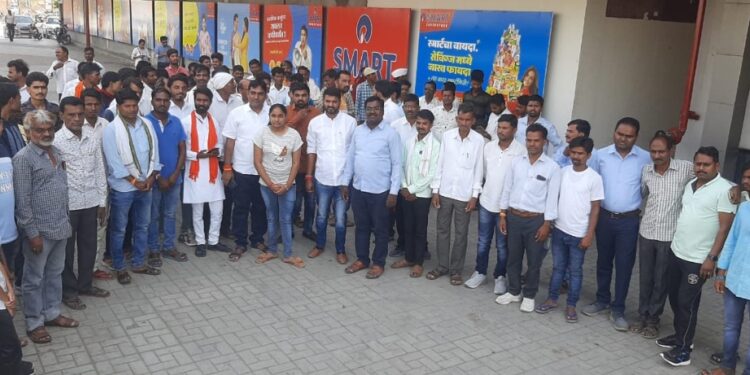 धडगाव तालुक्यातील शिवसैनिकांसाठी धर्मवीर चित्रपटाचा स्पेशल शो, जि. प. सभापती गणेश पराडके यांनी केले आयोजन