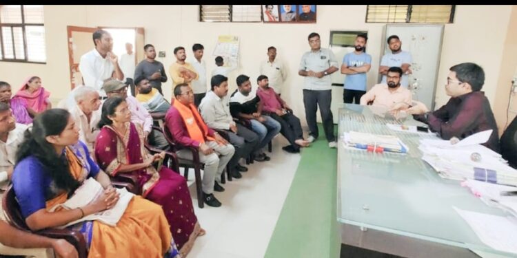 भाजपा तालुका अध्यक्ष भरत गावीत यांचे तहसील कार्यालयात दोन तास ठिय्या आंदोलन