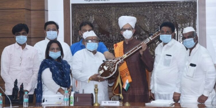 मुख्यमंत्री उद्धव ठाकरे यांना आषाढीच्या महापूजेचे मंदिर समितीकडून निमंत्रण