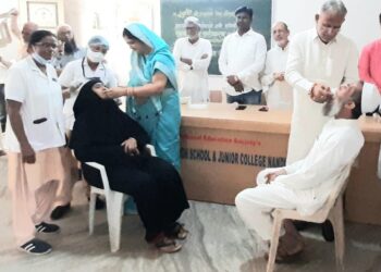 नंदुरबारात हजयात्रेकरूंच्या सत्कार; चंद्रकांत रघुवंशी मित्र मंडळाचा उपक्रम, ५९ जणांचे लसीकरण