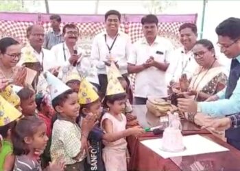 उमर्दे खुर्दे येथे शिक्षण अधिका़र्‍यांच्या उपस्थीतीत केक कापत शाळा प्रवेशाचा उत्सव साजरा