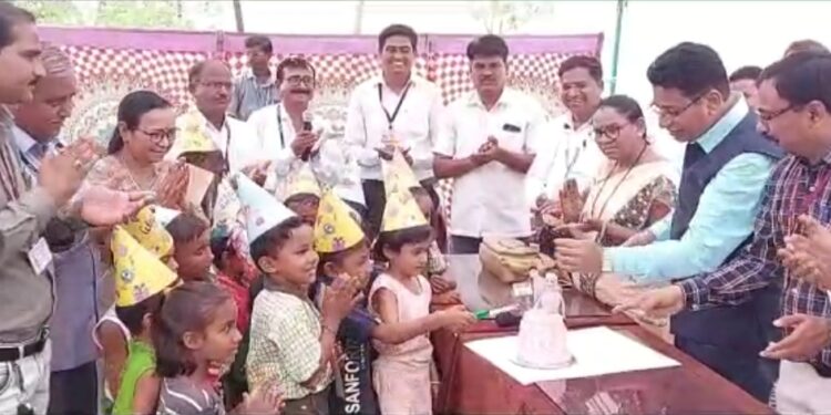 उमर्दे खुर्दे येथे शिक्षण अधिका़र्‍यांच्या उपस्थीतीत केक कापत शाळा प्रवेशाचा उत्सव साजरा
