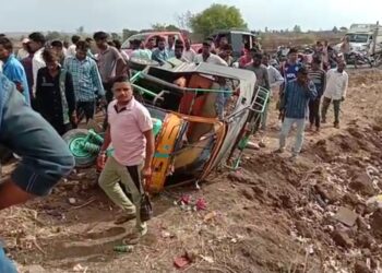 श्रावणी रेल्वे गेटजवळ डंपर व रिक्षाचा भीषण अपघात, सहा प्रवासी गंभीर जखमी