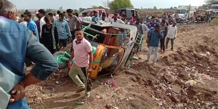 श्रावणी रेल्वे गेटजवळ डंपर व रिक्षाचा भीषण अपघात, सहा प्रवासी गंभीर जखमी