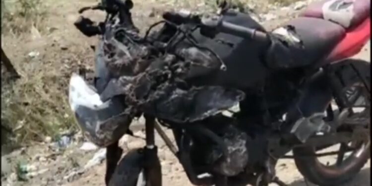 अचानक लागलेल्या आगीत दुचाकी जळुन खाक