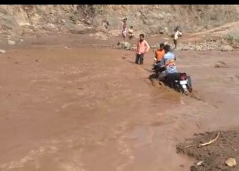 नागरिकांना नदीतून पुराच्या पाण्यात करावा लागतोय जीवघेणा प्रवास