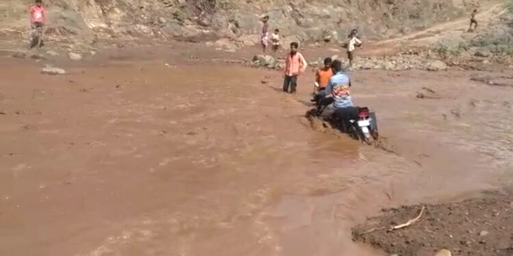 नागरिकांना नदीतून पुराच्या पाण्यात करावा लागतोय जीवघेणा प्रवास