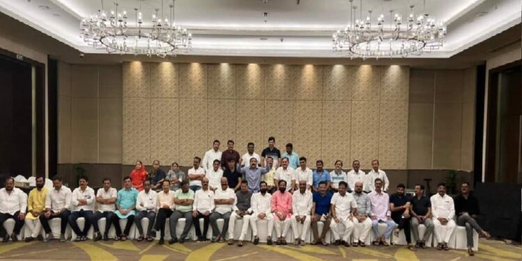 शिवसेनेचे बंडखोर पाच मंत्री आणि चार राज्यमंत्री यांच्याकडील खात्यांचे फेरवाटप