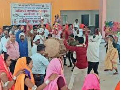 आदिवासी पारंपारिक नृत्य कला स्पर्धांचे आयोजन