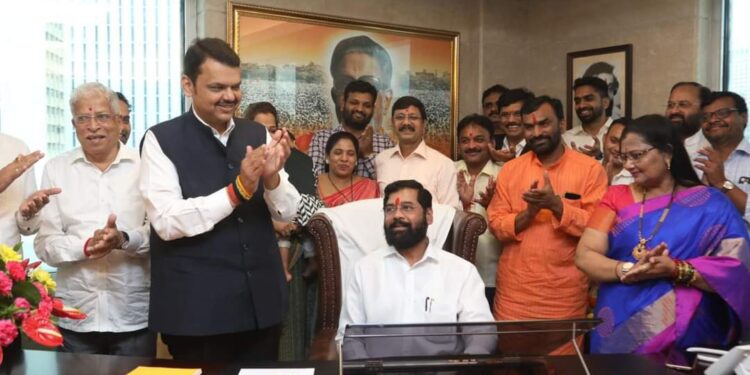 मुख्यमंत्री एकनाथ शिंदे यांनी केला मंत्रालयातील दालनातून कामकाजाला प्रारंभ