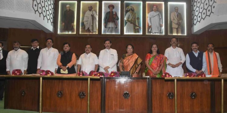 महाराष्‍ट्र विधानपरिषदेवर निर्वाचित झालेल्या आ. आमश्या पाडवी यांनी घेतली शपथ