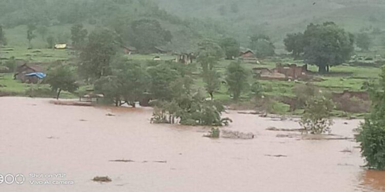 देहली धरणाचे पाणी घुसले गावांमध्ये, पहिल्याच पावसात अंबाबारी गांव गेले पाण्याखाली