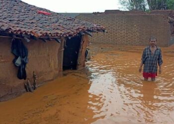 देहली धरणाचे पाणी घुसले गावांमध्ये, पहिल्याच पावसात अंबाबारी गांव गेले पाण्याखाली