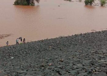 देहली धरणाचे पाणी घुसले गावांमध्ये, पहिल्याच पावसात अंबाबारी गांव गेले पाण्याखाली