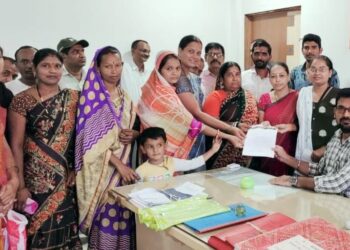 नवापूर येथील आदर्श नगरातील महिलांनी काढला नगरपालिकेवर मोर्चा