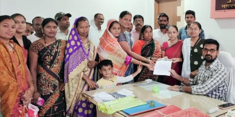 नवापूर येथील आदर्श नगरातील महिलांनी काढला नगरपालिकेवर मोर्चा