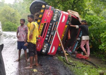 अंगणवाडीचे पोषण आहार घेऊन जाणाऱ्या ट्रकचा भीषण अपघात, तीन जण जखमी