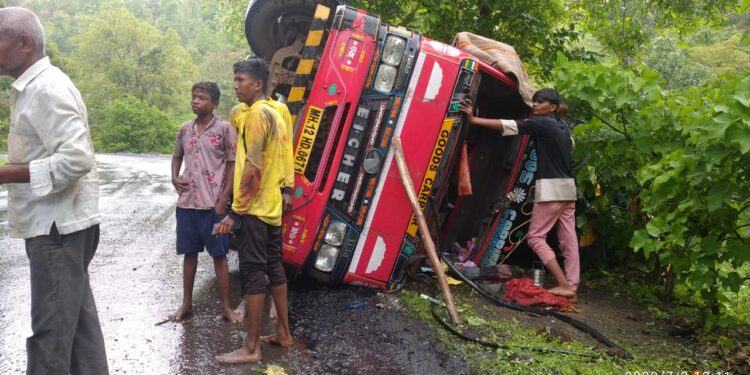 अंगणवाडीचे पोषण आहार घेऊन जाणाऱ्या ट्रकचा भीषण अपघात, तीन जण जखमी