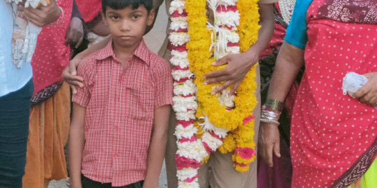 आमलाण गावातील शेतकरी कुटुंबातील कन्या झाली  पोलीस निरीक्षक, गावात झाले जोरदार स्वागत