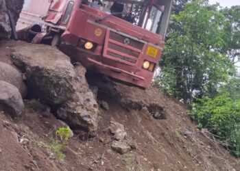 चरणमाळ घाटात बसचा भीषण अपघात, २० प्रवासी जखमी