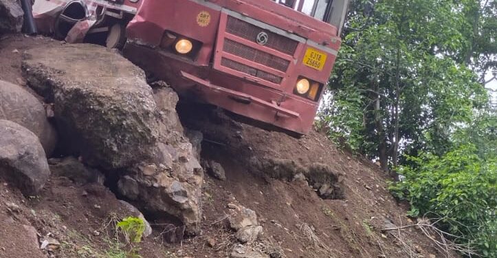 चरणमाळ घाटात बसचा भीषण अपघात, २० प्रवासी जखमी