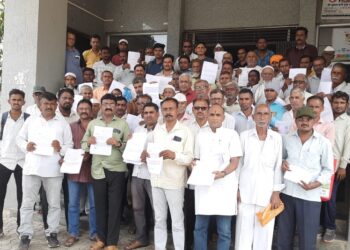 पिक विम्यासाठी नंदुरबार तालुक्यातील  २० गावातील २०० शेतकऱ्यांची जिल्हाधिकारी कार्यालयावर धडक, भरपाई न दिल्यास बेमुदत उपोषण