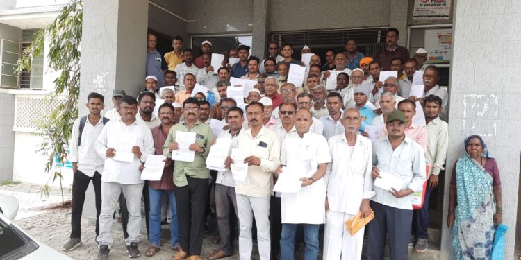 पिक विम्यासाठी नंदुरबार तालुक्यातील  २० गावातील २०० शेतकऱ्यांची जिल्हाधिकारी कार्यालयावर धडक, भरपाई न दिल्यास बेमुदत उपोषण