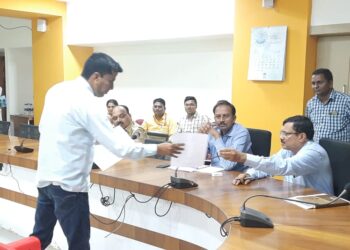 लोकशाही दिनाला दांडी मारणाऱ्या अधिकाऱ्यांची राज्यपालांकडे तक्रार