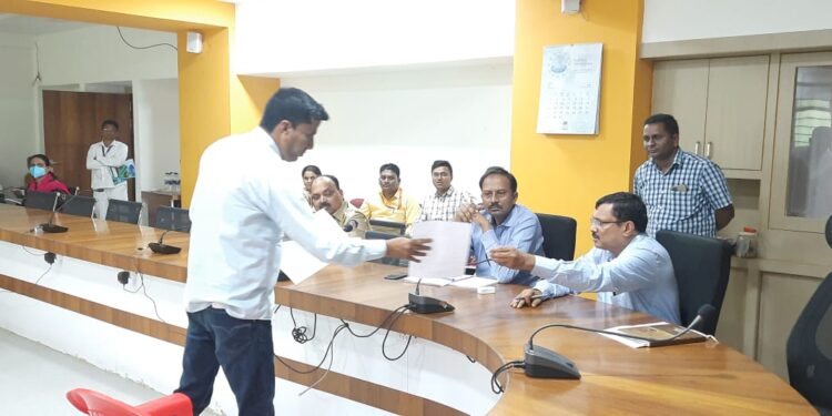 लोकशाही दिनाला दांडी मारणाऱ्या अधिकाऱ्यांची राज्यपालांकडे तक्रार