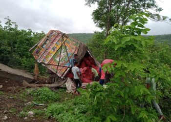 चरणमाळ घाटात कांद्यानी भरलेला ट्रक पलटी, घाटात अपघाताचे सत्र सुरूच