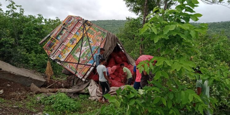 चरणमाळ घाटात कांद्यानी भरलेला ट्रक पलटी, घाटात अपघाताचे सत्र सुरूच