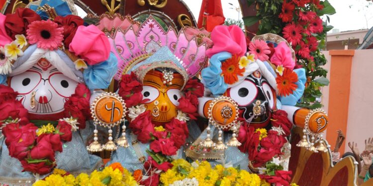 अहमदाबाद,पुरीच्या धर्तीवर नंदनगरीत निघाली जगन्नाथ रथयात्रा, हजारो भाविकांची उपस्थीती