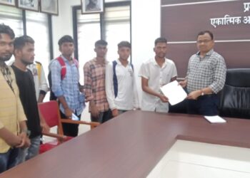 सुरवाणी आदिवासी वस्तीगृहातील विद्यार्थ्यांचा पायी मोर्चा