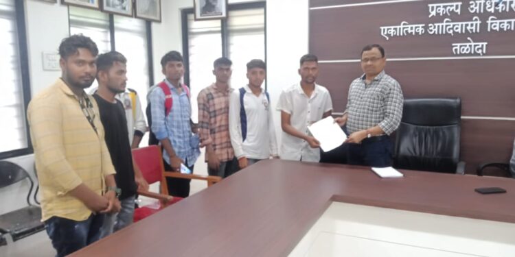 सुरवाणी आदिवासी वस्तीगृहातील विद्यार्थ्यांचा पायी मोर्चा