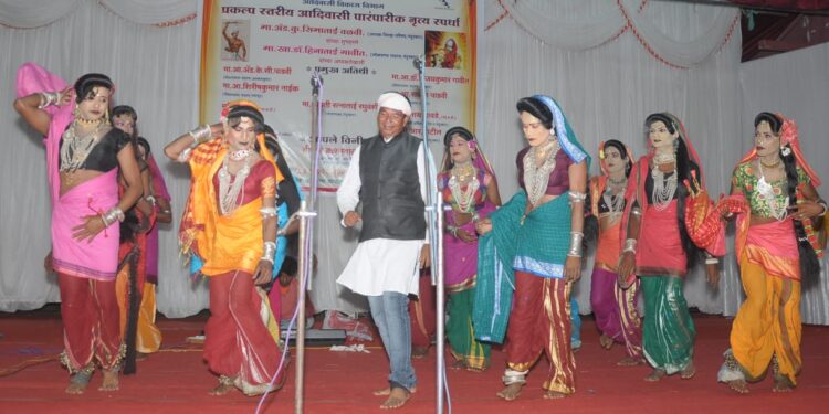 आदिवासी सांस्‍कृतिक व पारंपारिक नृत्‍य स्‍पर्धेत यांनी पटकाविला क्रमांक