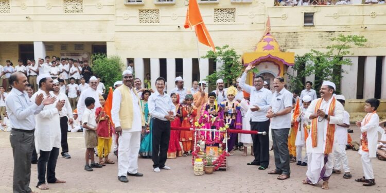 डी. आर. हायस्कूल मध्ये विठ्ठल रुक्माई वारी व पालखी सोहळा उत्साहात