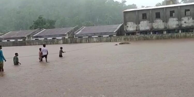 पुरात अडकले शासकीय आश्रम शाळेचे २०० विद्यार्थी, पुढे असे झाले…