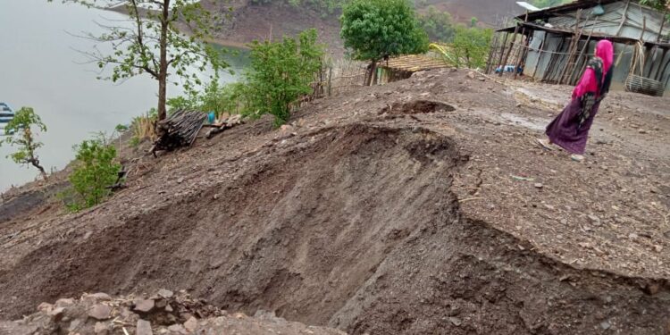 नर्मदा घाटीत मुसळधार पाऊस,रस्ते वाहून गेल्याने   नर्मदा काठावरील अनेक गावांचा संपर्क तूटला