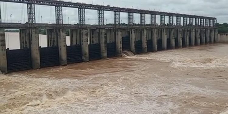 प्रकाशा व सारंगखेडा बॅरेजचे प्रत्येकी तीन दरवाजे पूर्ण क्षमतेने उघडले