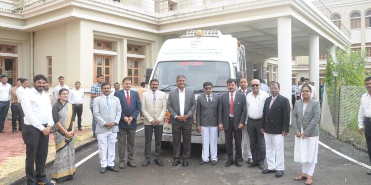 फिरते लोक अदालत व कायदेविषयक शिबीर वाहनाचा शुभारंभ