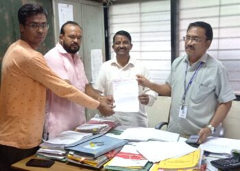 भररस्त्यातील जीवघेण्या खड्याची व ड्रेनेची तातडीने दुरुस्ती करा: हिंदु सेवा सहाय्य समितीची मागणी